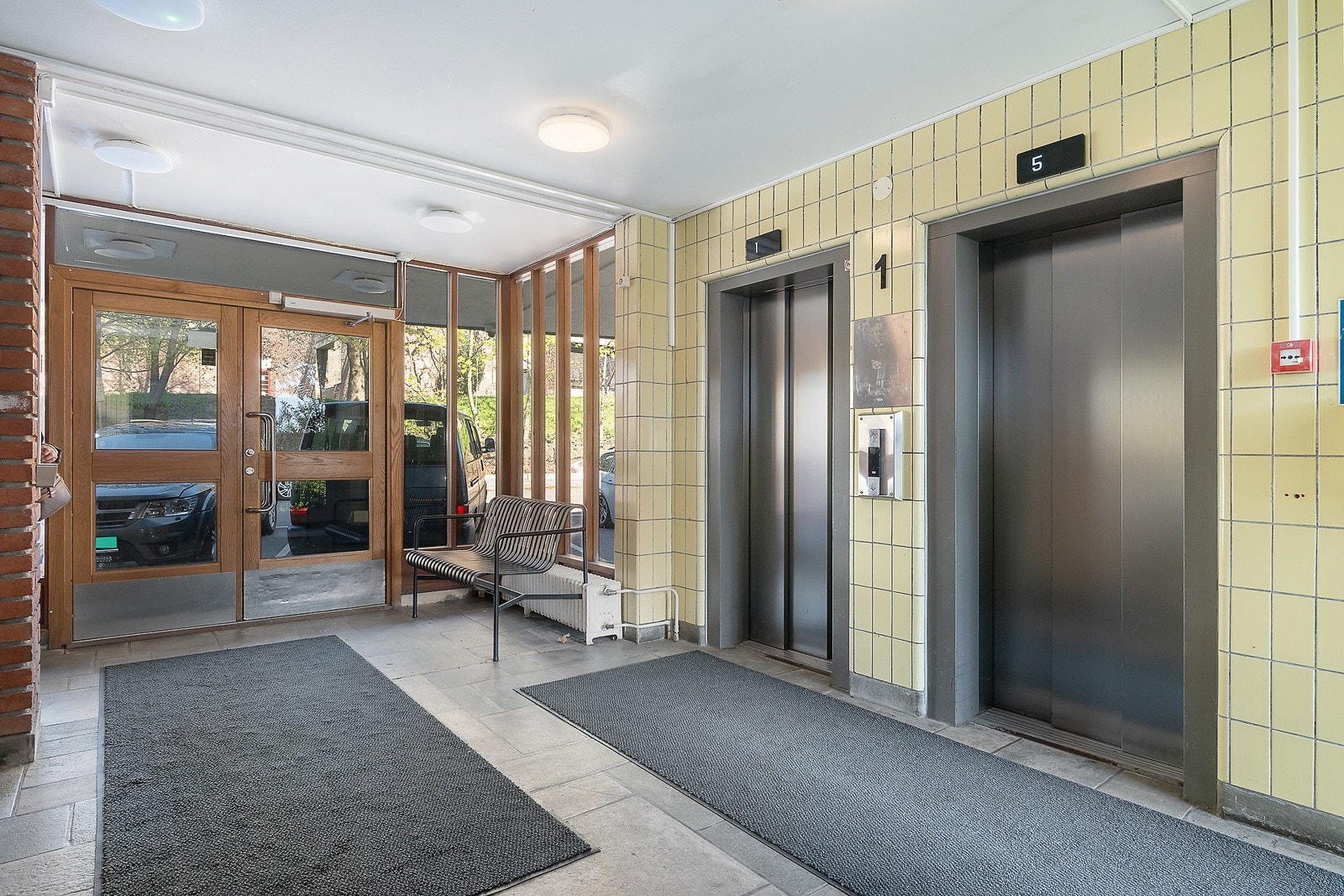 Det er 2 heiser i blokken Galleribilde