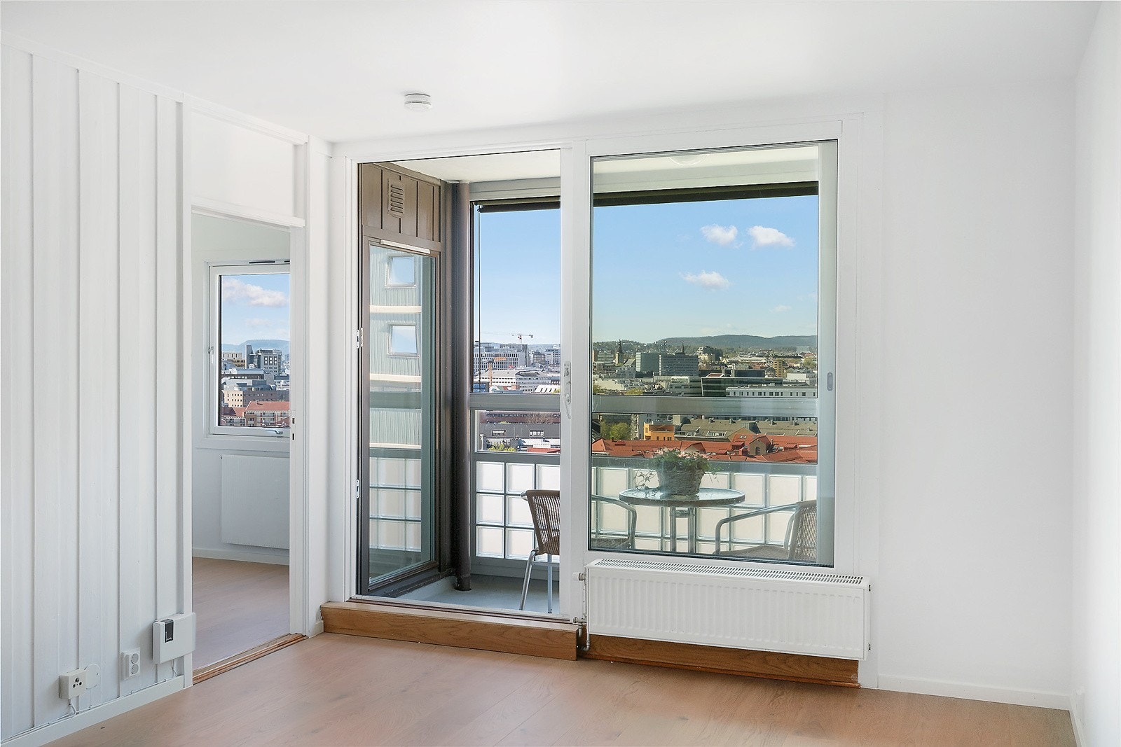 Stor fin skyvedør i stuen med adkomst til balkong Galleribilde