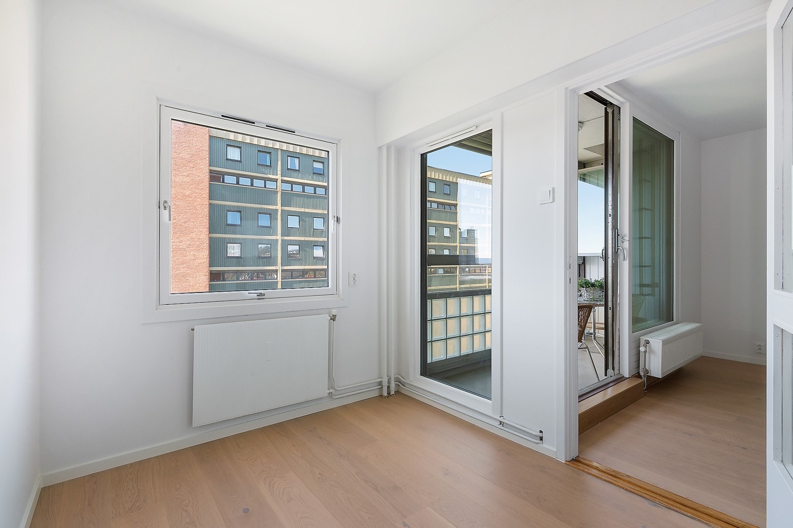 God plass til spisebord på kjøkken Galleribilde