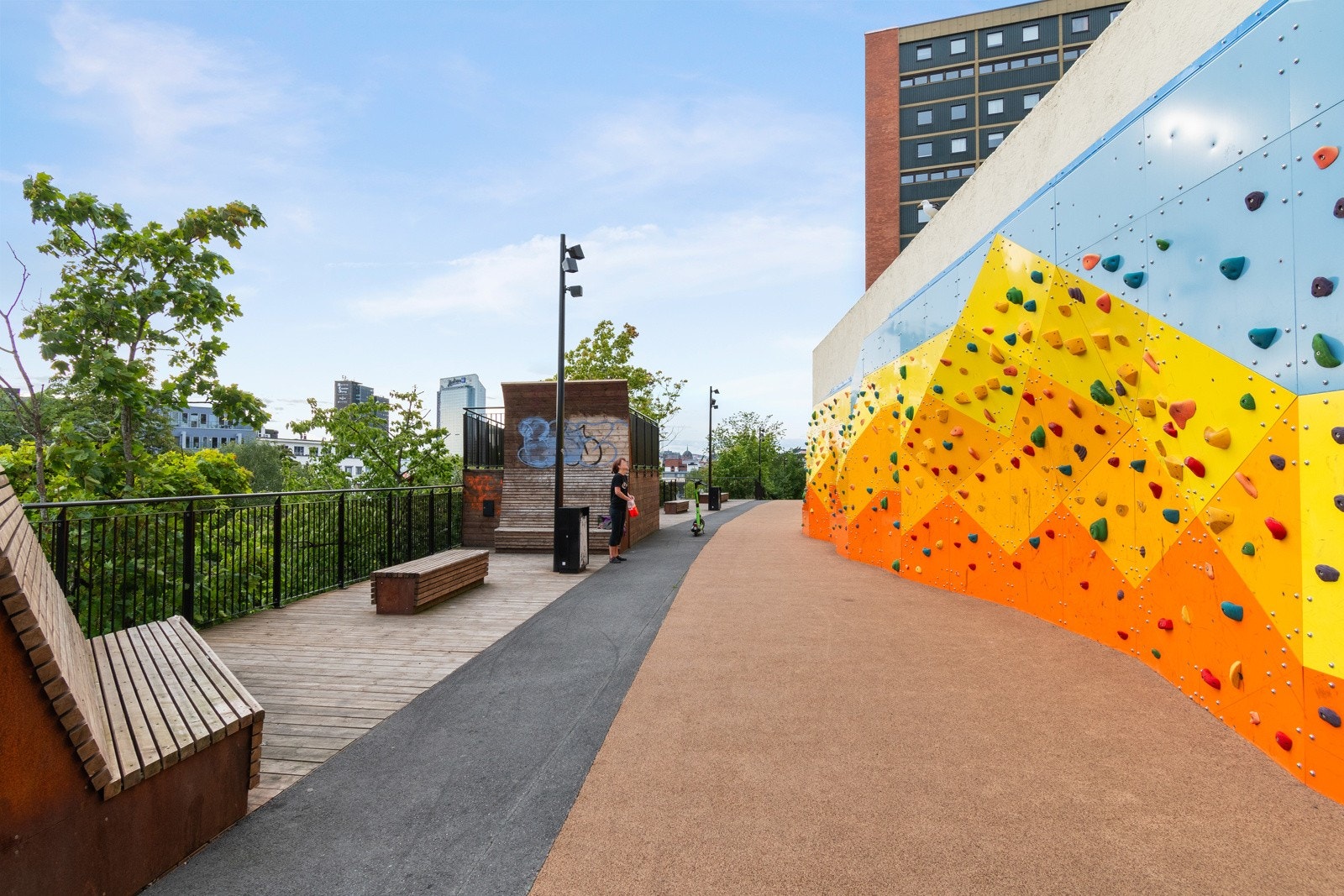 Borettslagets egen klatrevegg gir mulighet for trening og lek i hverdagen Galleribilde