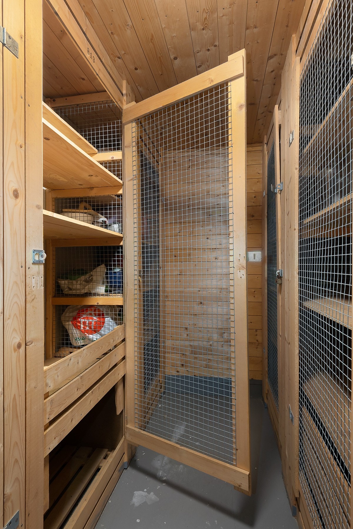 Leiligheten disponerer og et skap i fellesrom i kjeller Galleribilde