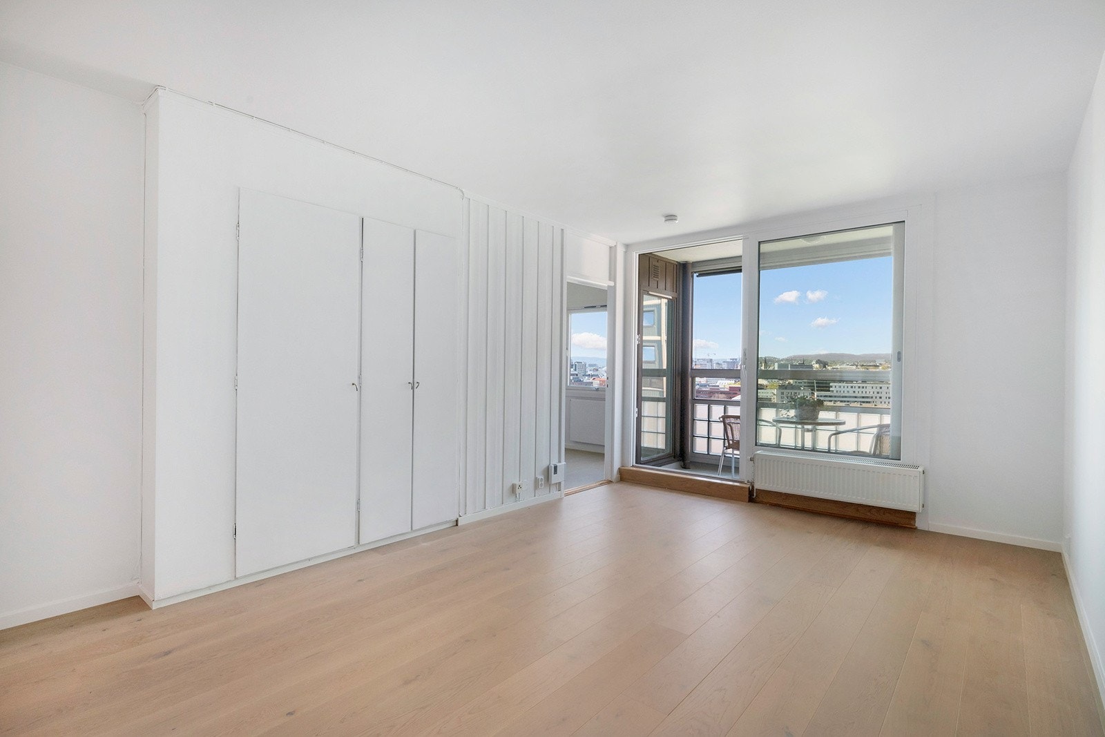 Store vindusflater som gir flotte utsikts- og lysforhold hele året Galleribilde