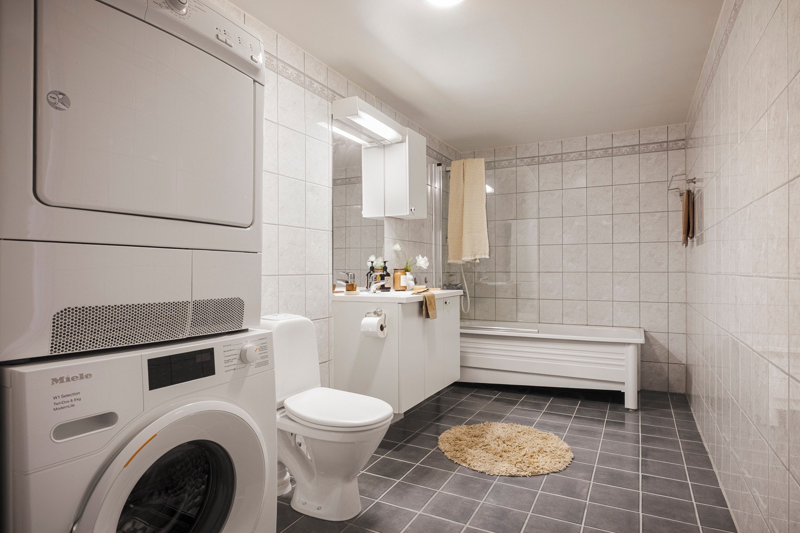 Stort helfliset bad på 9,2 kvm med alt du trenger Galleribilde