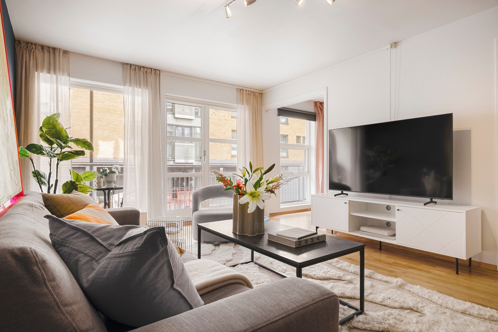 Store vindusflater gir godt naturlig lys i stuen Galleribilde