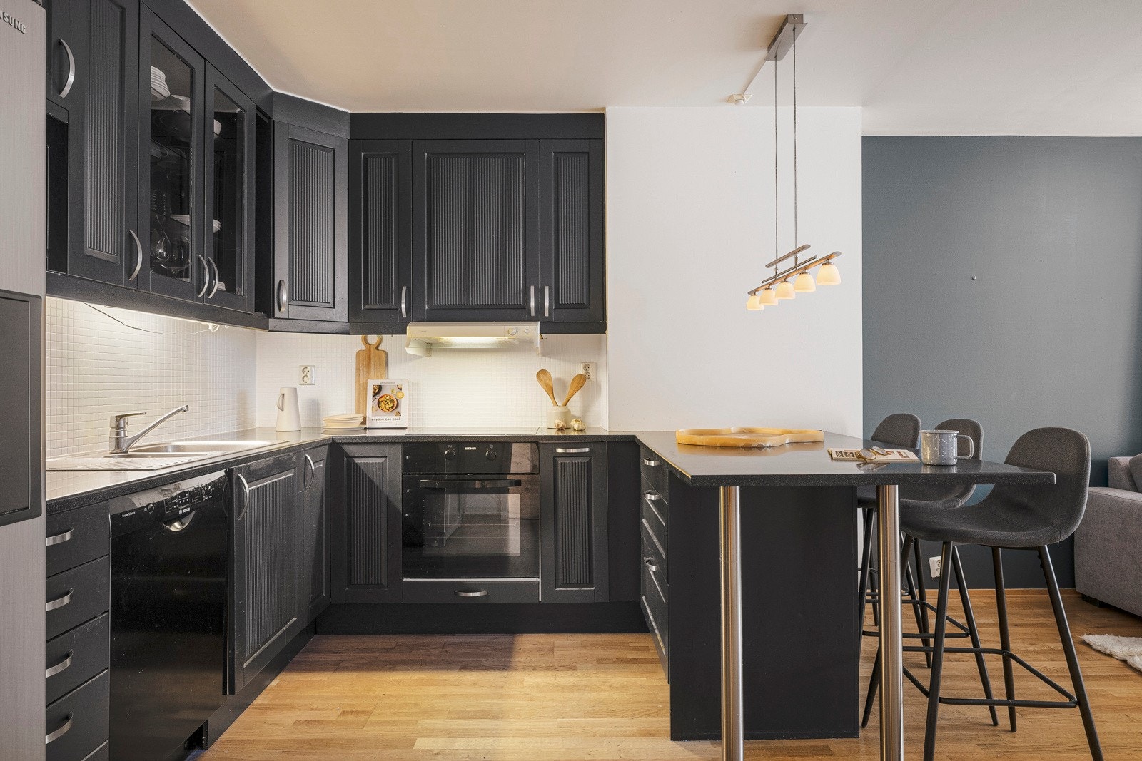 Integrert i innredningen er det både induksjonstopp, stekeovn og mikrobølgeovn - I tillegg er det oppvaskmaskin og amerikansk kjøleskap Galleribilde