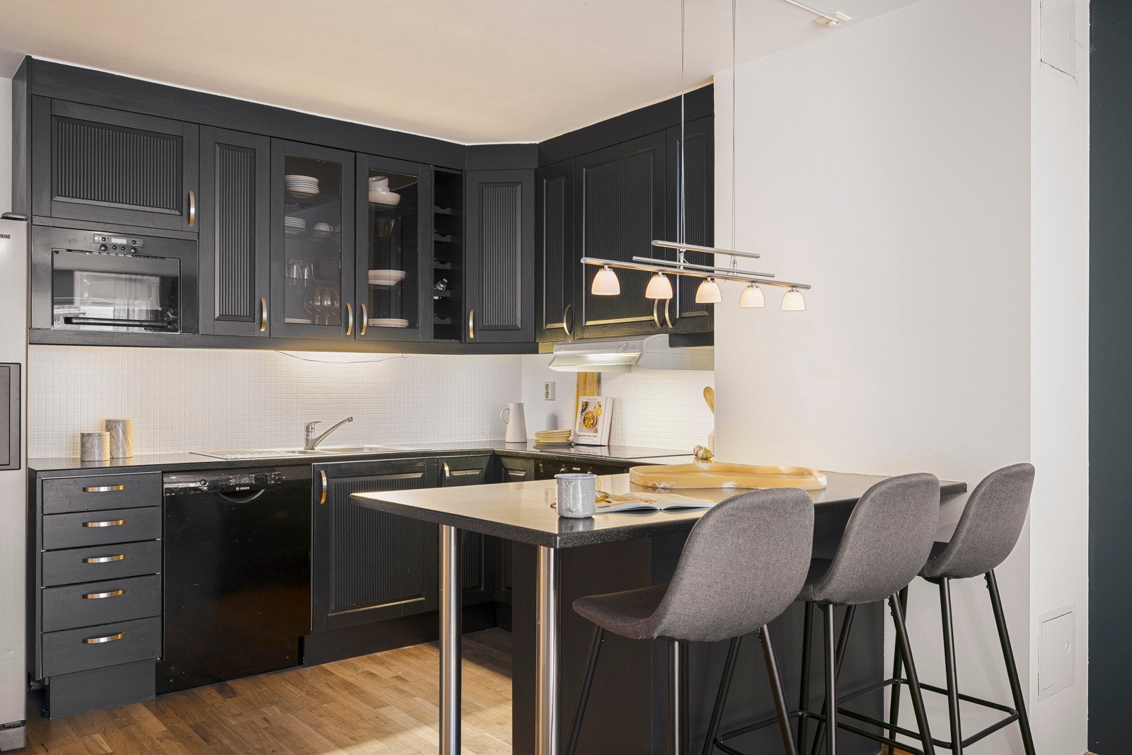 Praktisk med spiseplass på enden av kjøkkenbenken Galleribilde