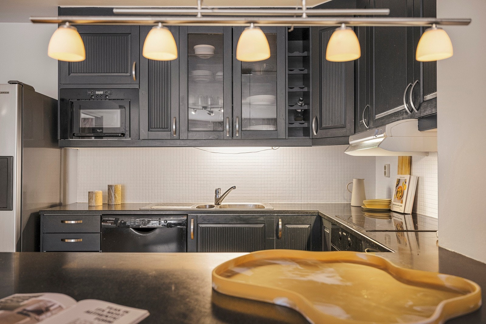 Praktisk kjøkken med god skap- og benkeplass Galleribilde