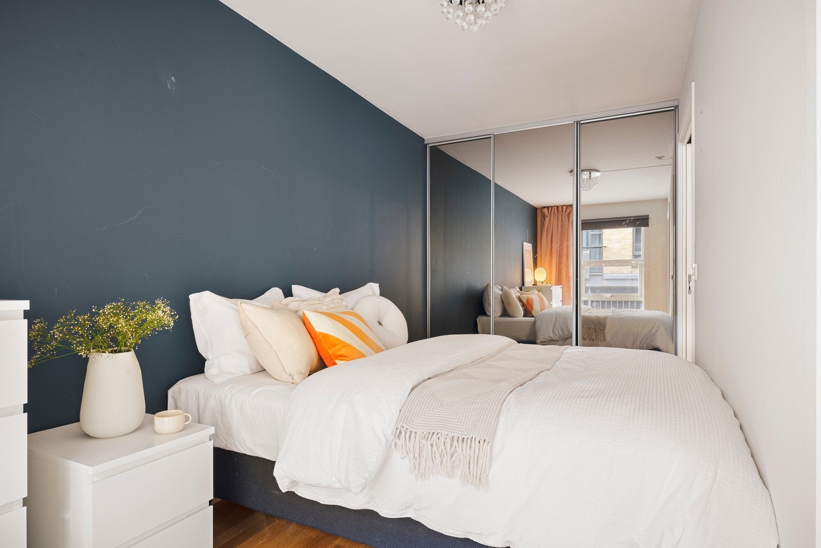 Meget romslig hovedsoverom på 12,4 kvm - God oppbevaringsplass i stor skyvedørsgarderobe Galleribilde