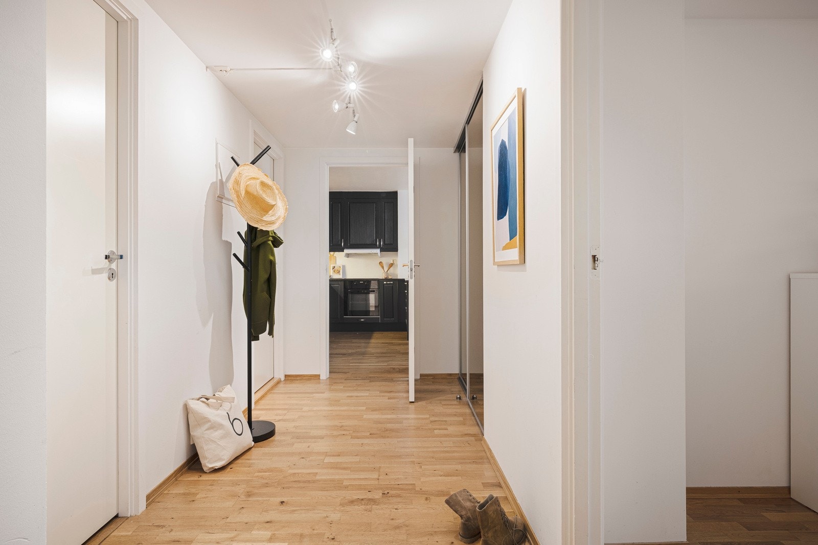 De to store soverommene er utmerket for utleie, enten av hele leiligheten eller ett soverom for skattefri inntekt Galleribilde