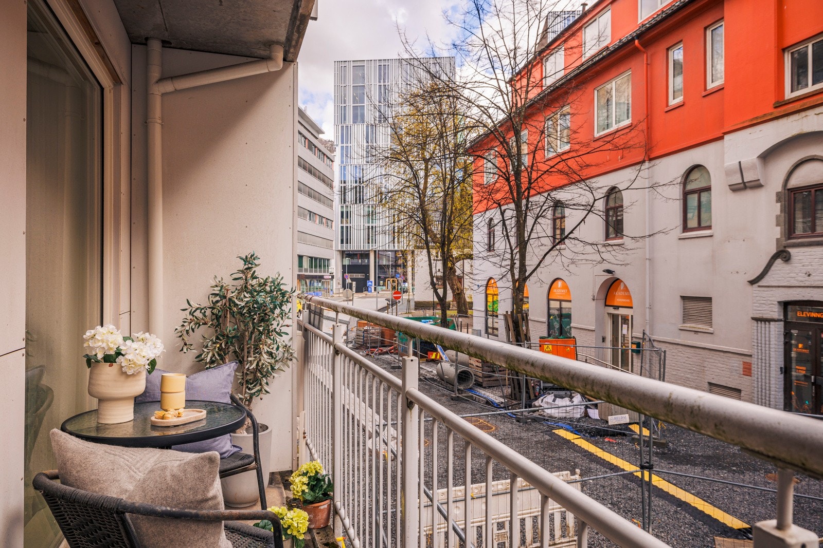 Leiligheten har god beliggenhet i fredelig sidegate uten gjennomgangstrafikk - Gaten rustes for tiden opp Galleribilde