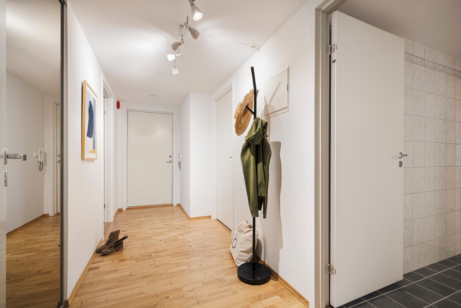 I entréen er det stor skyvedørsgarderobe med masse god oppbevaringsplass Galleribilde