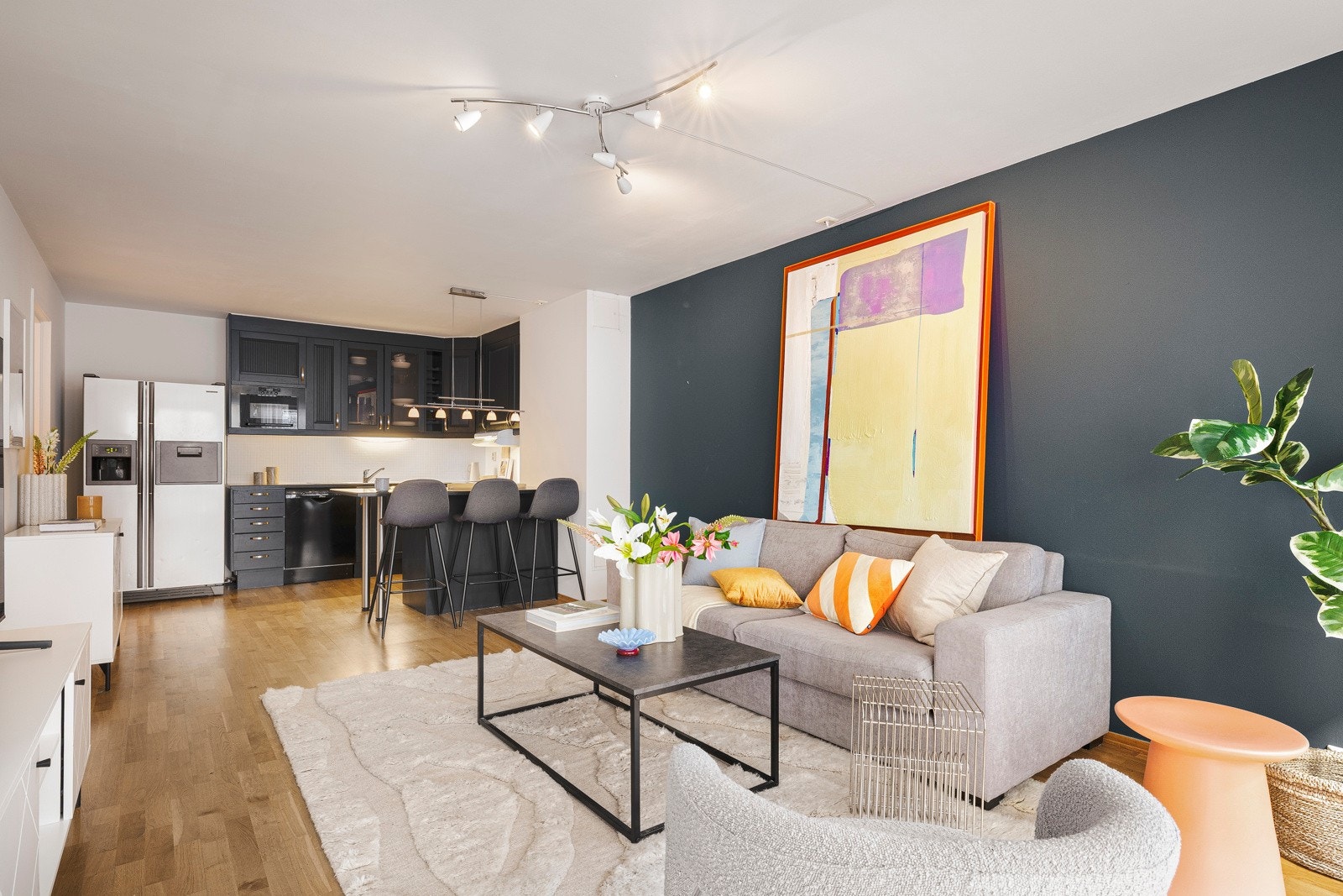 Lys, trivelig og romslig stue med åpen kjøkkenløsning på hele 28,5 kvm Galleribilde