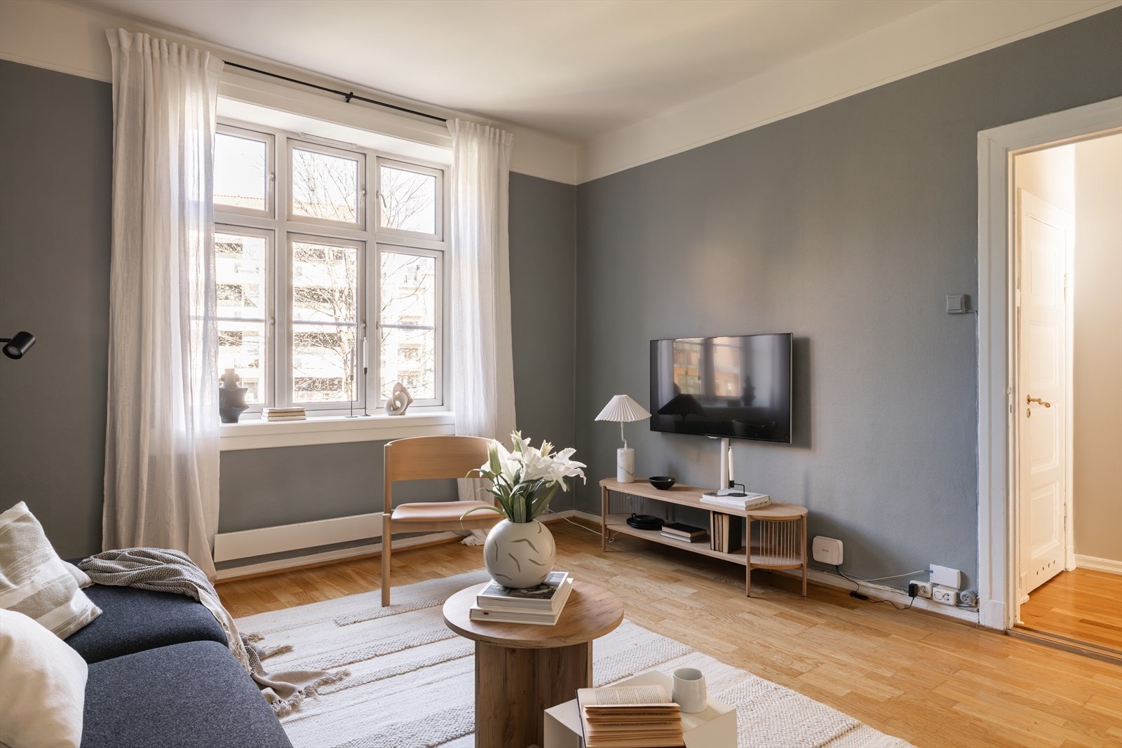 Leiligheten har store og flotte vindusflater som slipper inn godt med lys. Galleribilde