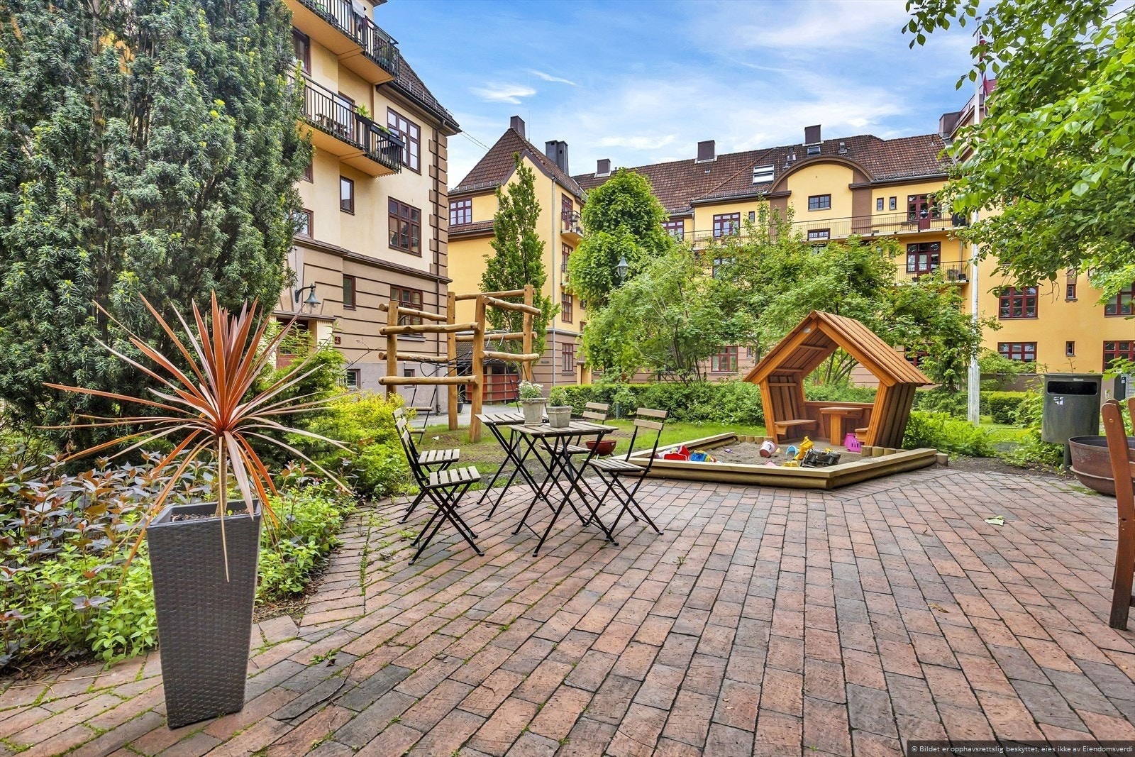 Flotte fellesareal i bakgård perfekt for både barn og voksne. Galleribilde