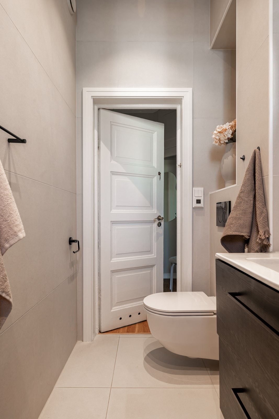 Badet har lekre fargevalg og varmekabler i gulvet. Galleribilde