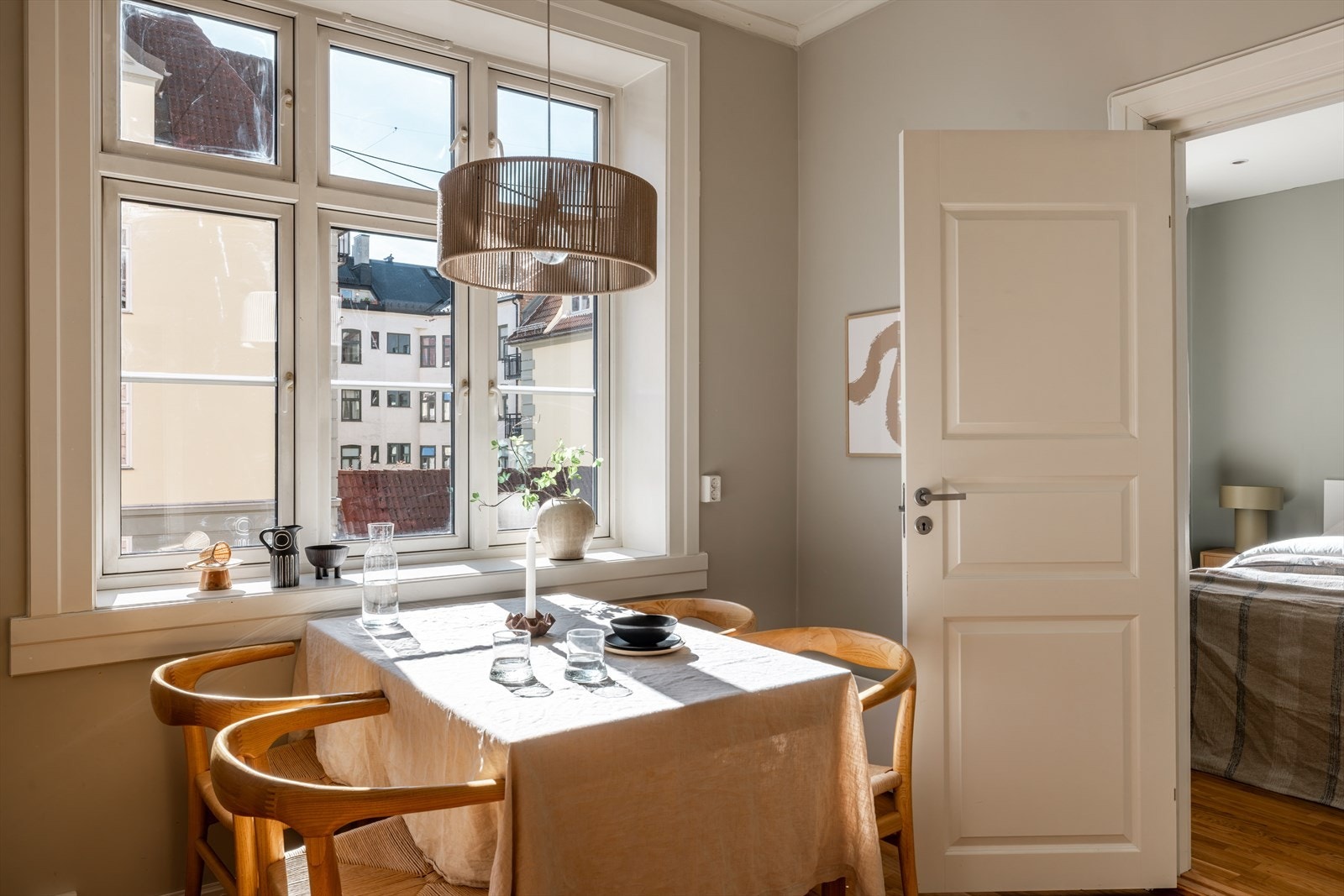 En gjennomgående klassisk leilighet med flotte detaljer og en fantastisk beliggenhet på beste Torshov. Galleribilde