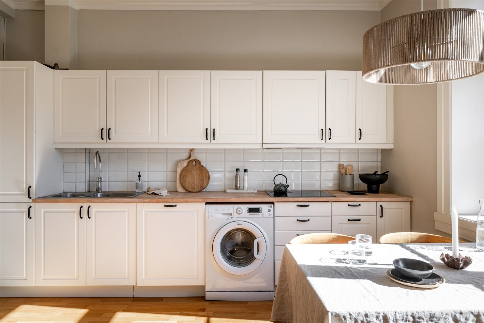 Kjøkkenet er oppgradert med nye fronter i 2023. Galleribilde