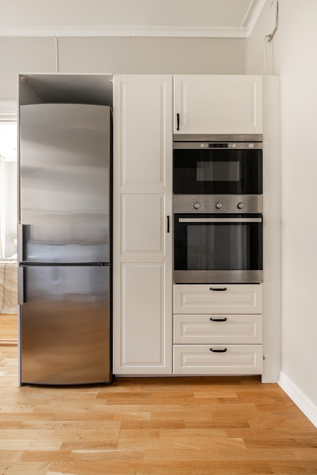 Integrerte hvitevarer og frittstående kjøleskap. Galleribilde