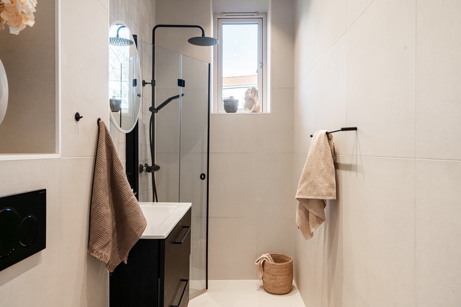 Delikat baderom som er rehabilitert i 2023 med flotte materialvalg. Galleribilde