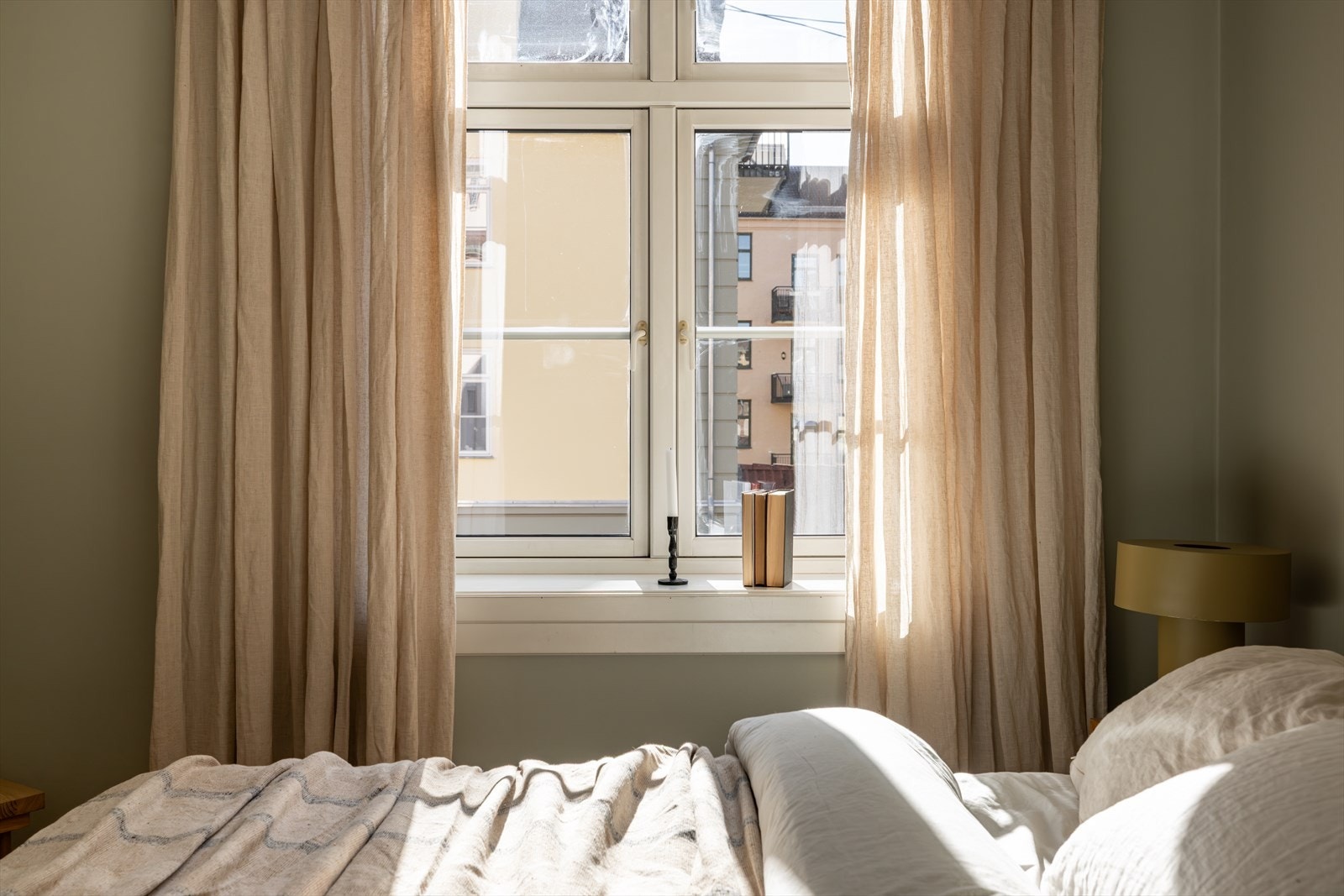 Store og flotte vindusflater på soverommet. Galleribilde