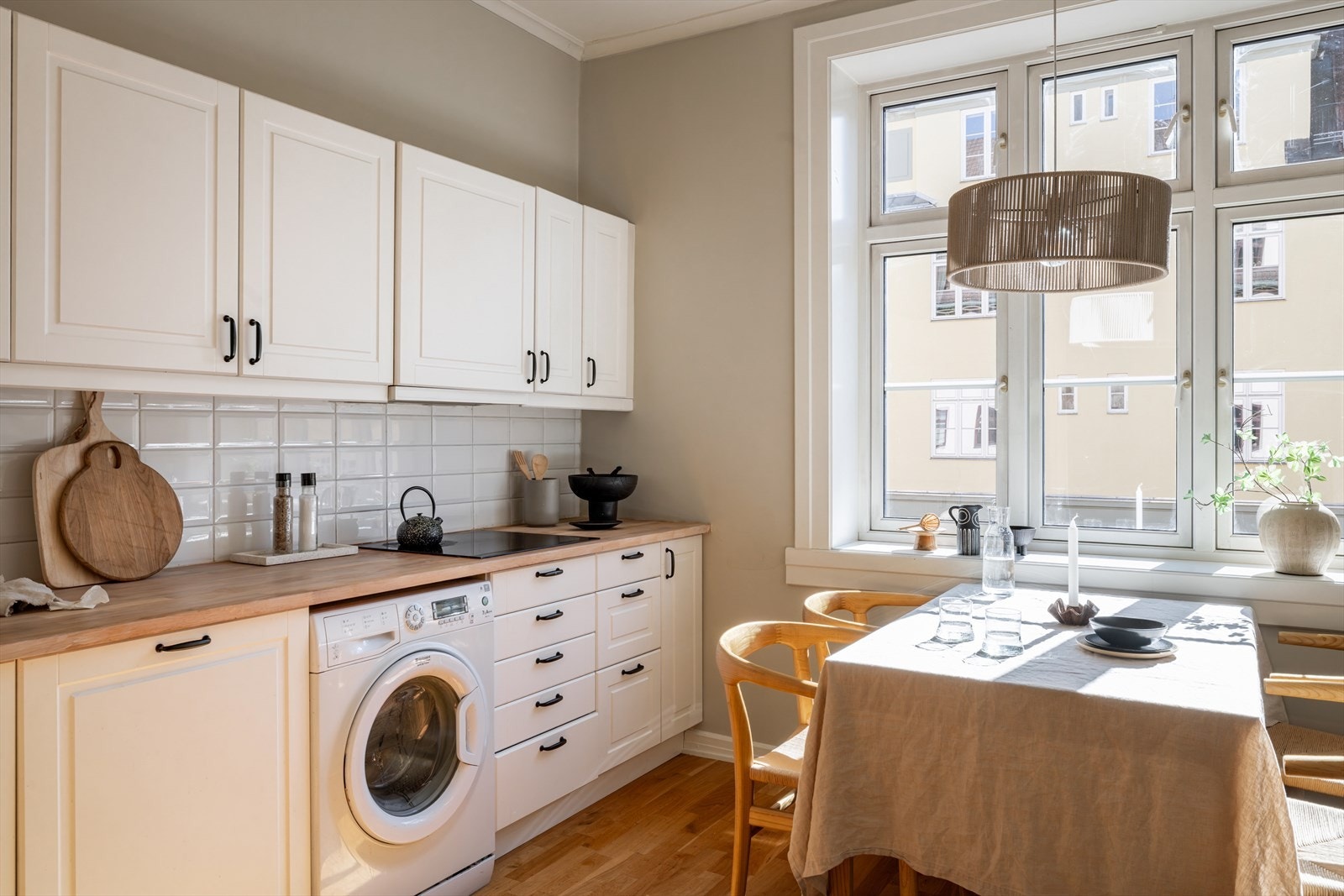 Kjøkkenet har en flott og naturlig lysinnslipp fra store vindusflater. Galleribilde