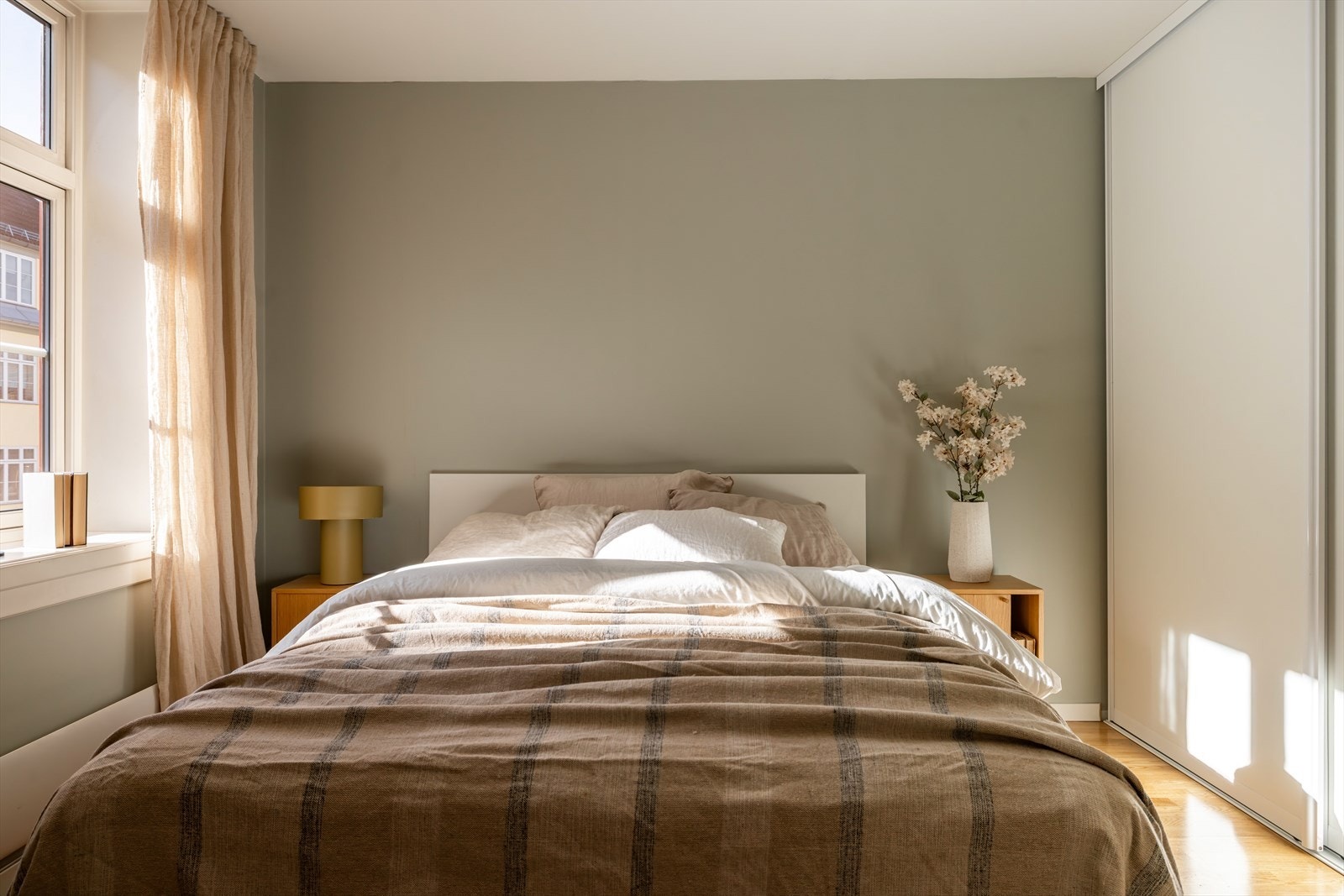 Lyst og luftig soverom med god plass til dobbeltseng, nattbord og klesskap. Galleribilde