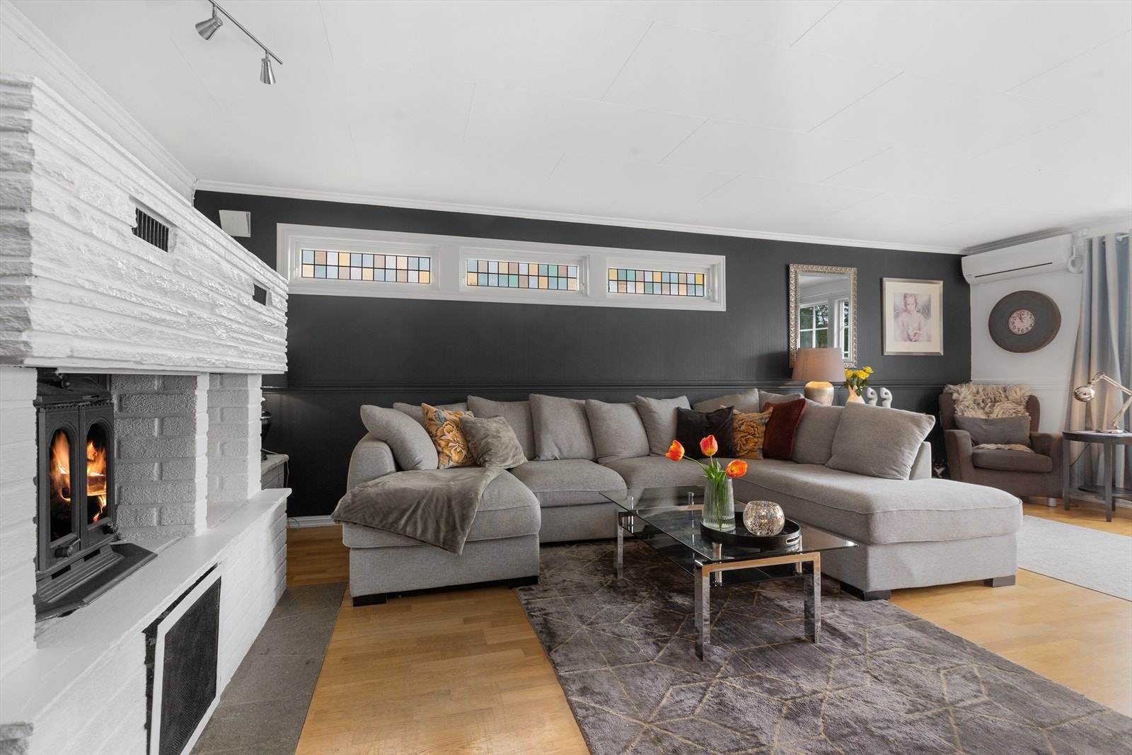 Stuen har både varmepumpe og vedovn som varmekilder Galleribilde