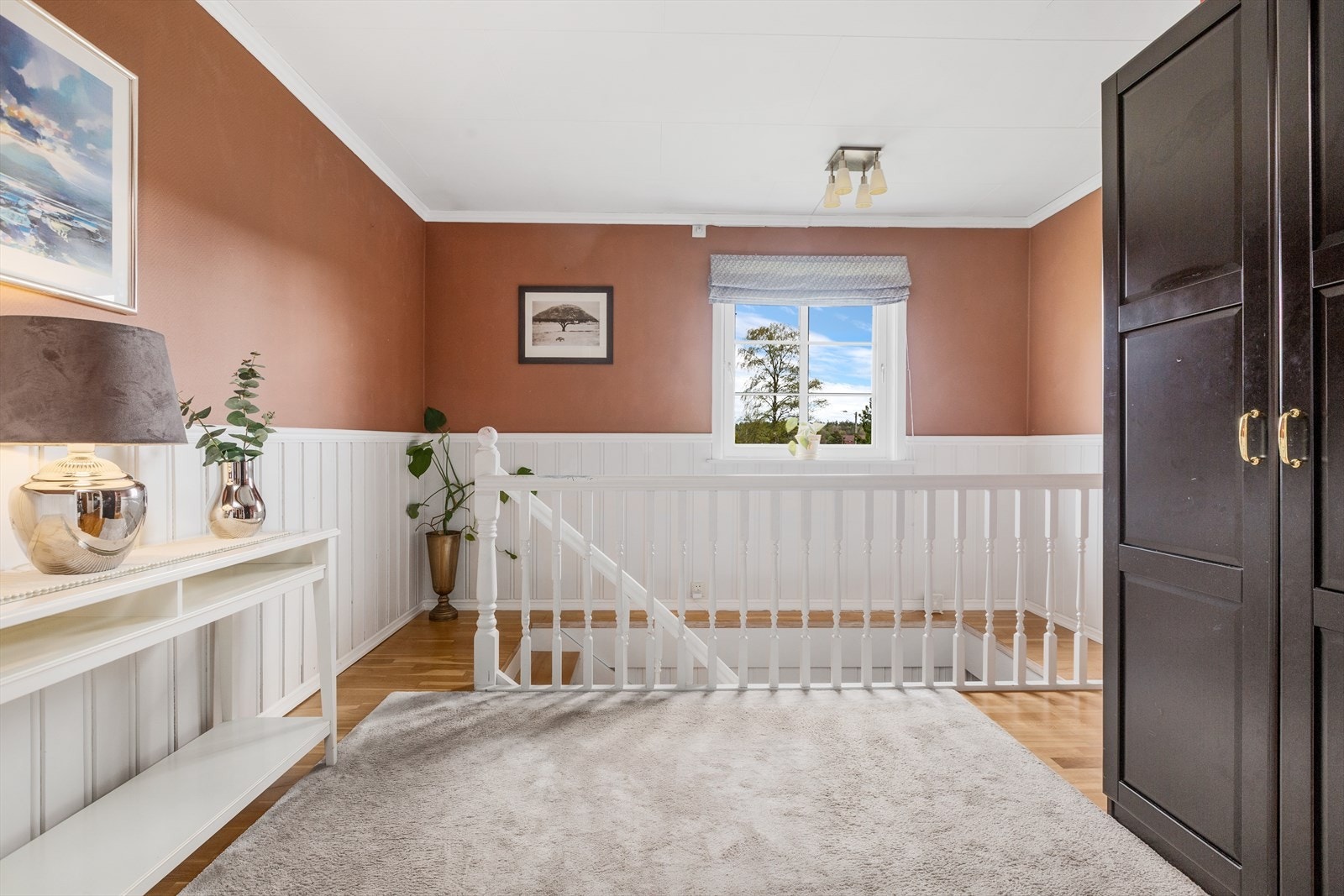 Dette rommet har tidligere vært et soverom. Trapp var ifølge originale byggetegninger plassert mellom to soverom. Galleribilde