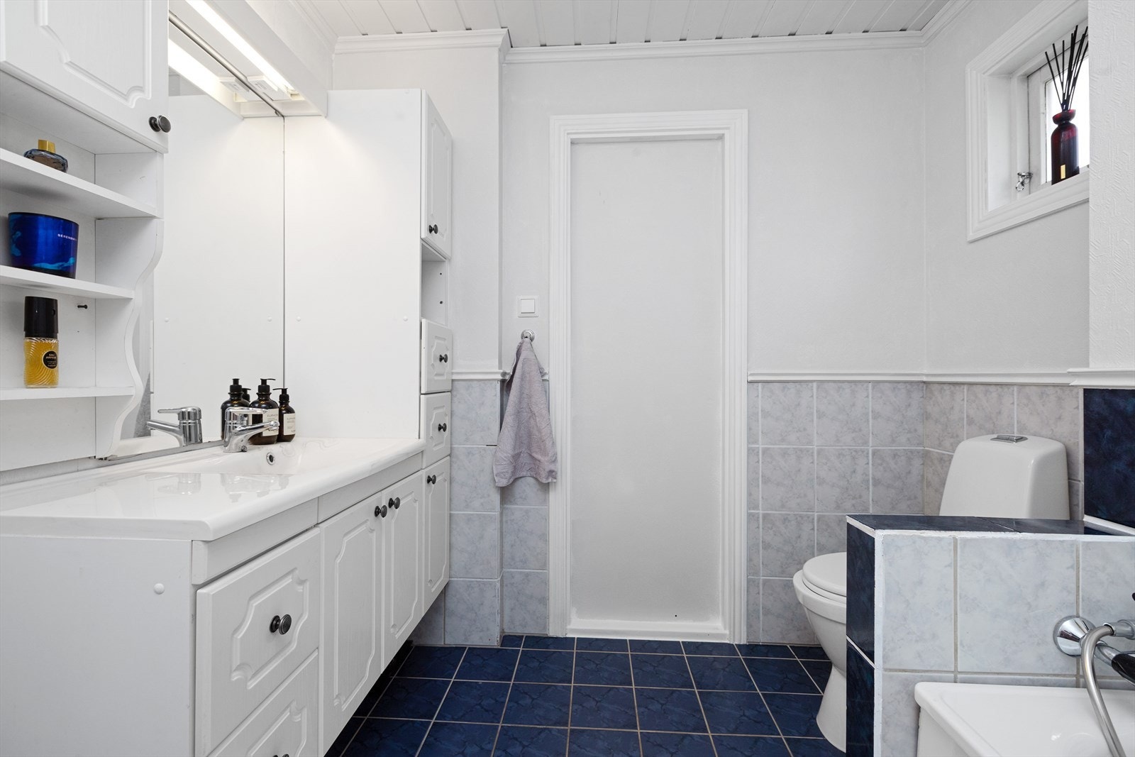 Bad i hoveetasjen. Det har tidligere vært dør ut til gangen fra toalettrommet. Toalettrom og bad har antageligvis blitt slått sammen i forbindelse med en oppussing av en tidligere eier. Galleribilde