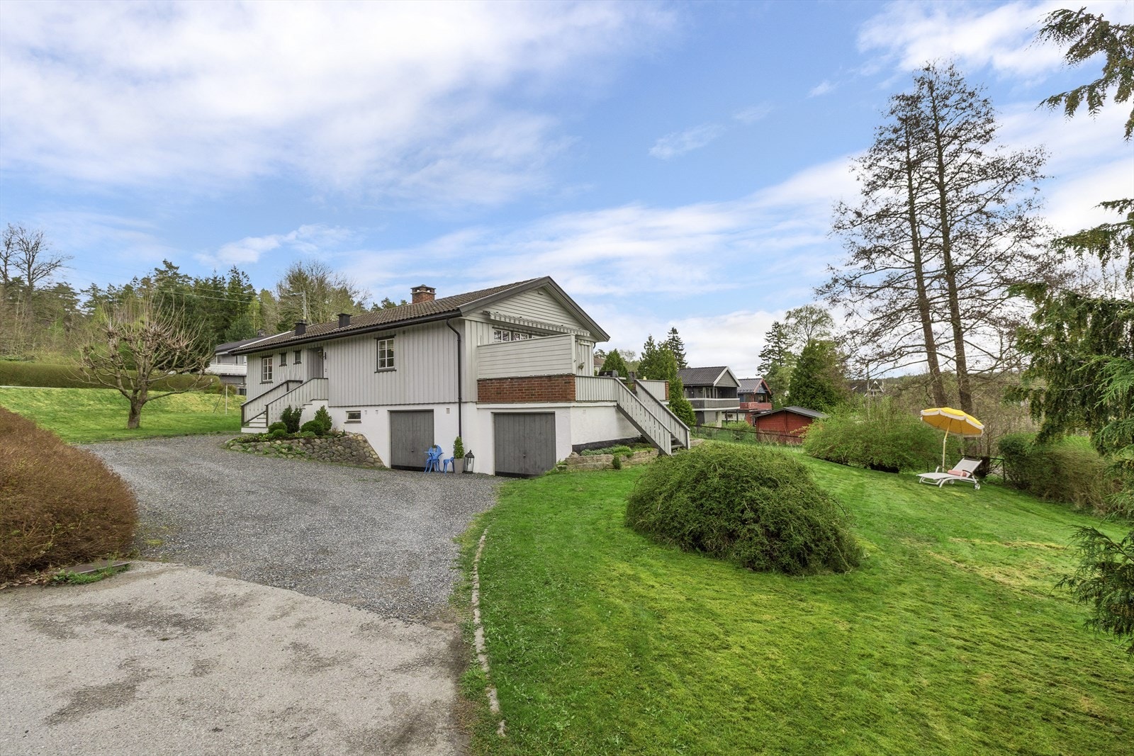 Boligen har to garasjer og gruset biloppstillingsplass Galleribilde