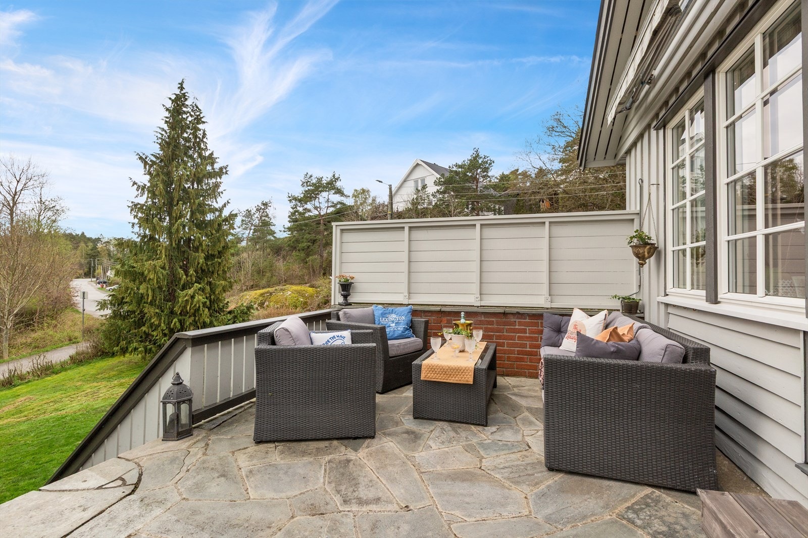 Solrik og usjenert veranda Galleribilde