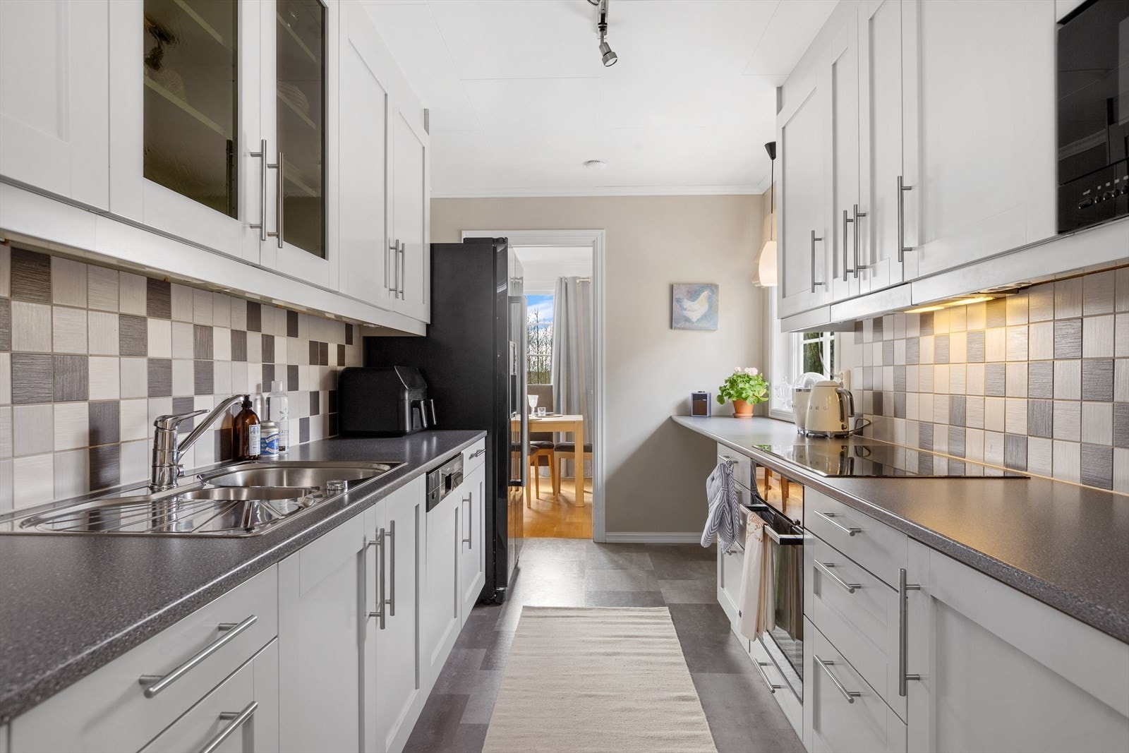 Pent kjøkken med mye benk- og skapplass Galleribilde