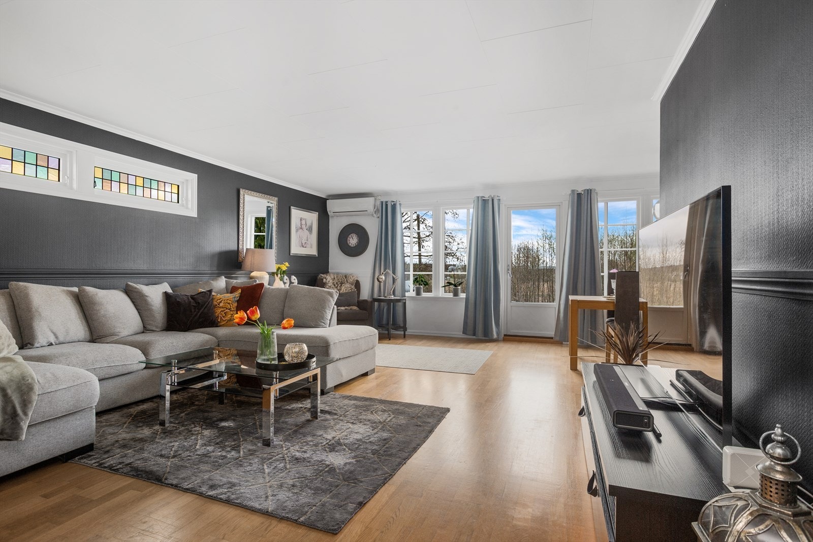 Romslig stue med utgang til solrik veranda Galleribilde