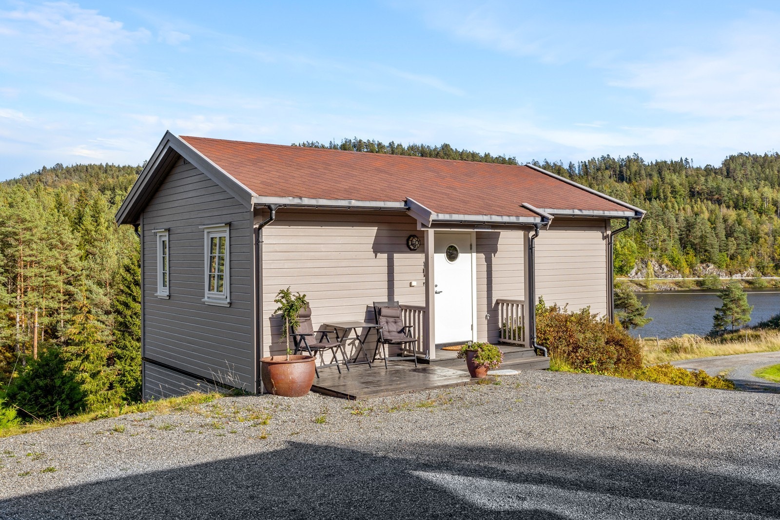 Inngangsparti med terrasse utenfor anneks Galleribilde