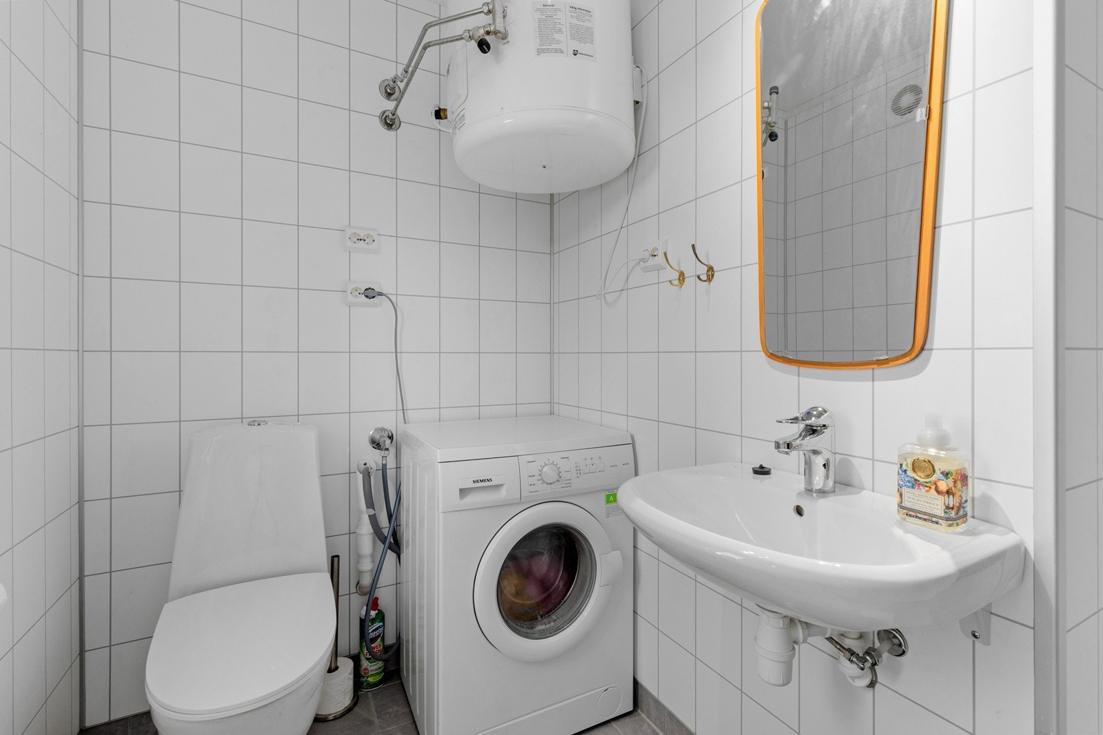 Opplegg for vaskemaskin, wc, vv.bereder og servant, samt dushjørne på badet i anneks Galleribilde