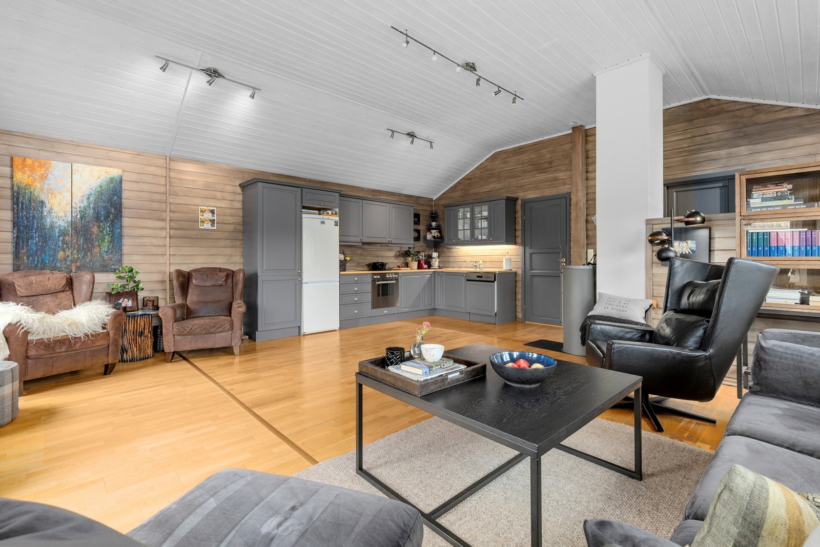 Kjøkken har åpen løsning mot stue, og har godt med skap- og benkplass Galleribilde