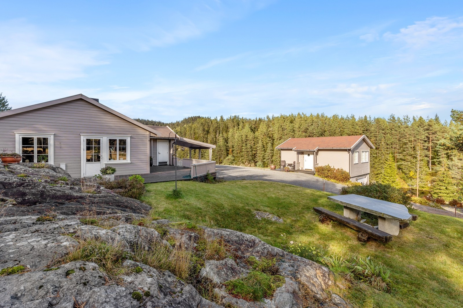 Eiendommen ligger landlig og solrikt i et stille og idyllisk område Galleribilde