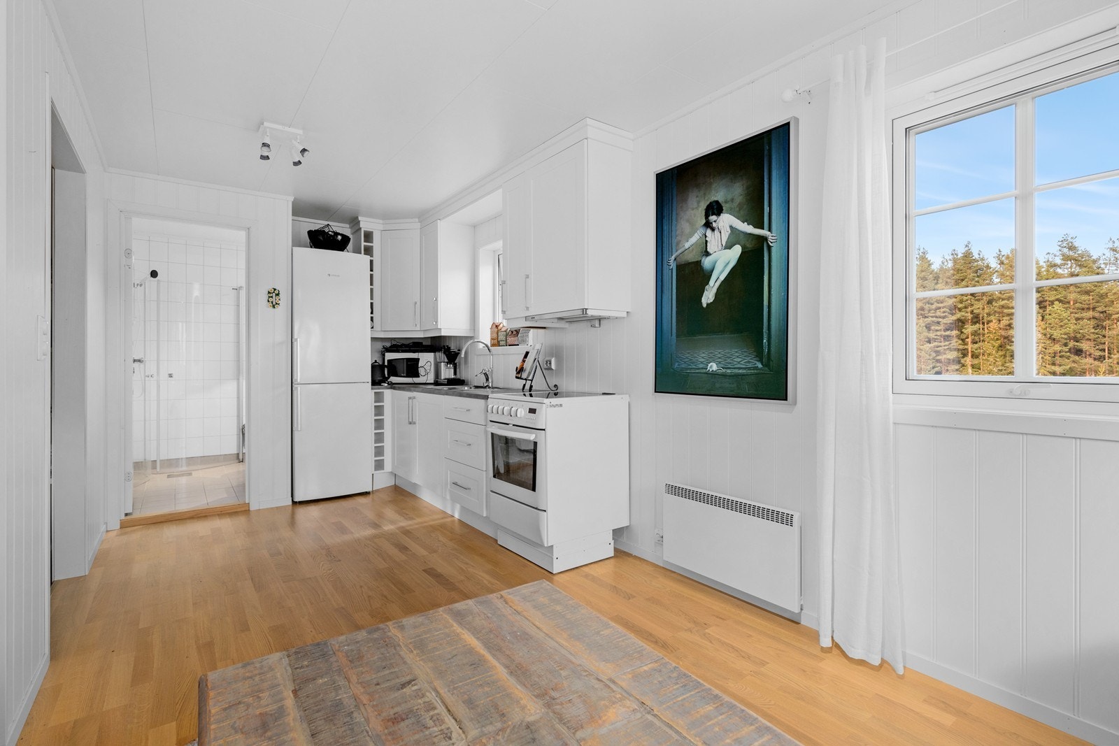 Kjøkken i anneks med frittstående komfyr og kjøleskap m/ frys Galleribilde