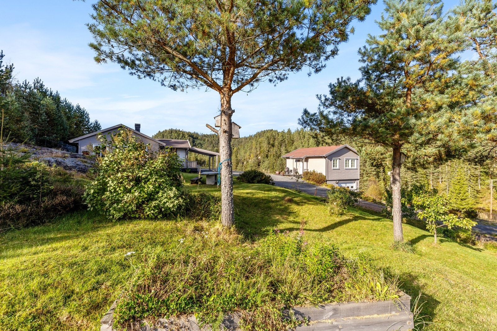 På eiendommen er det flere usjenerte og solrike uteplasser Galleribilde
