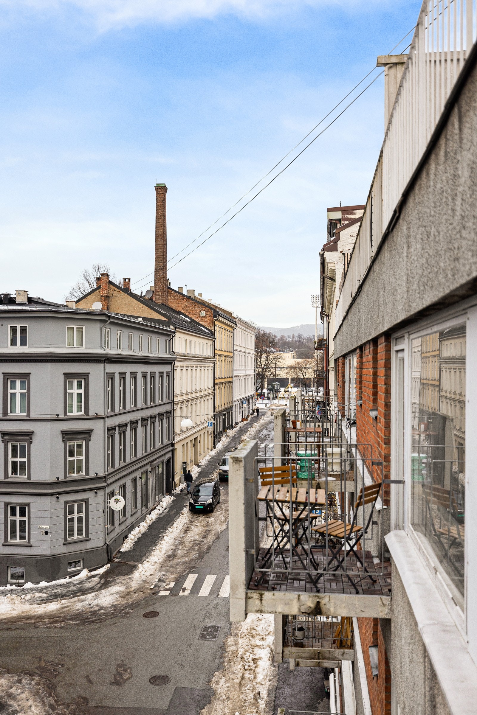 Høyt og fritt med fint utsyn mot vakre, klassiske bygårder i Sofies gate. Galleribilde