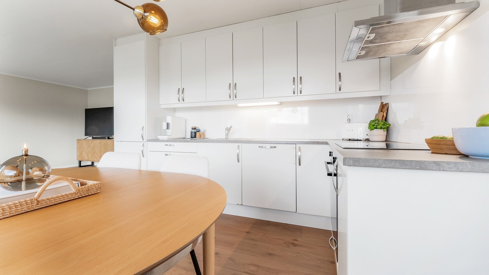 Kjøkkeninnredningen har integrert komfyr, oppvaskmaskin og kjøle/fryseskap. Galleribilde