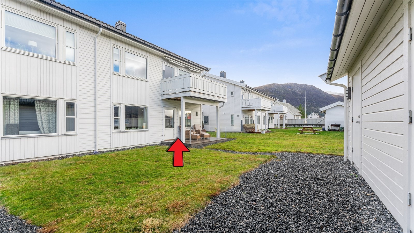Flat terrassert vestvendt felles tomt for sameiet. Tomtearealet er opparbeidet med tre-terrasser, trapper og forstøttningsmurer med rekkverk av tre i malt utførelse, betongplatter, støyvegger av tre med glass, singel og plen arealer. Galleribilde