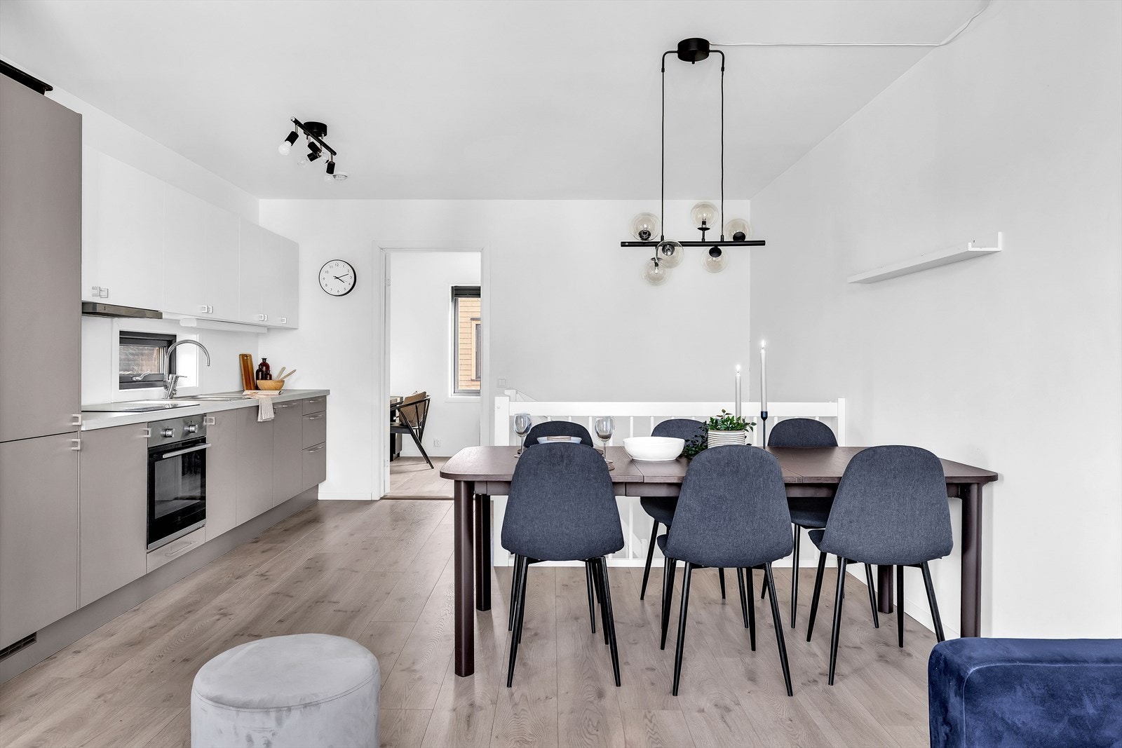 Åpen og sosial løsning mot stuen og spisestuen. Galleribilde