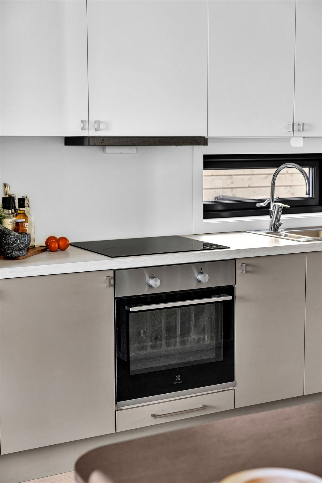 Integrert komfyr og induksjon platetopp. Galleribilde