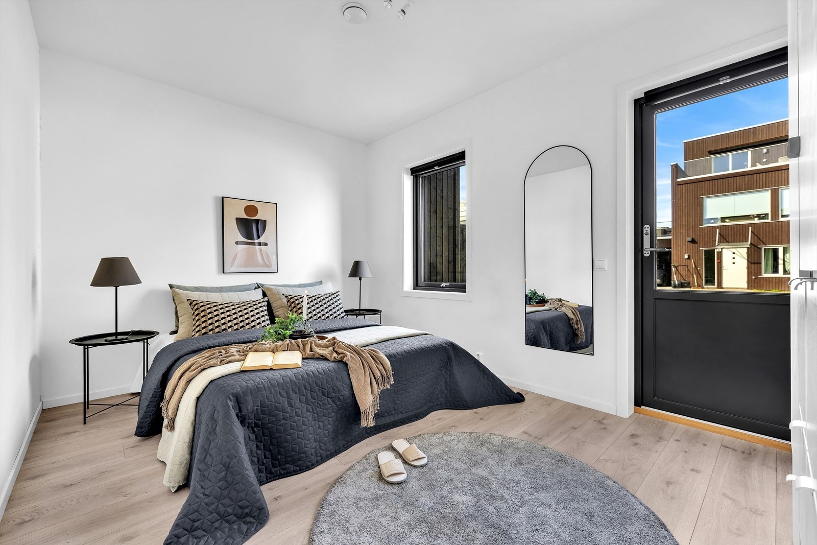 Soverom 2 er lyst og innbydende med god plass til dobbeltseng og garderobe. Galleribilde