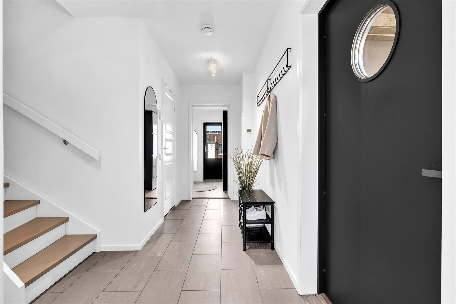 Flott entré/gang med trapp som følger opp til stuen og ett soverom. Galleribilde