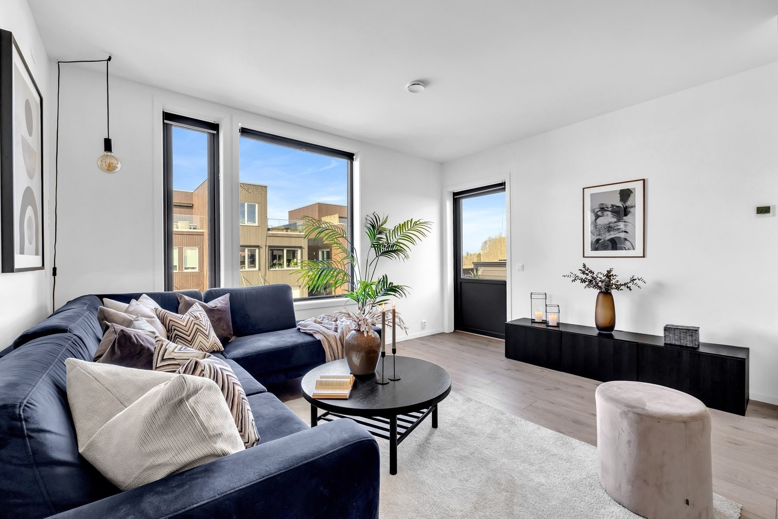 Stuen har store vindusflater som gir godt med naturlig lys. Galleribilde