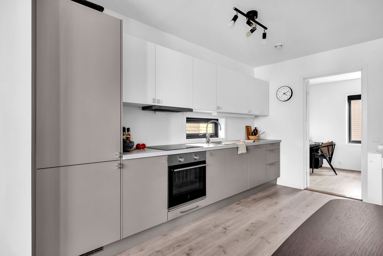 Kjøkkenet har godt med skap- og benkeplass. Fint lite vindu som slipper lyset inn på kjøkkenet. Galleribilde