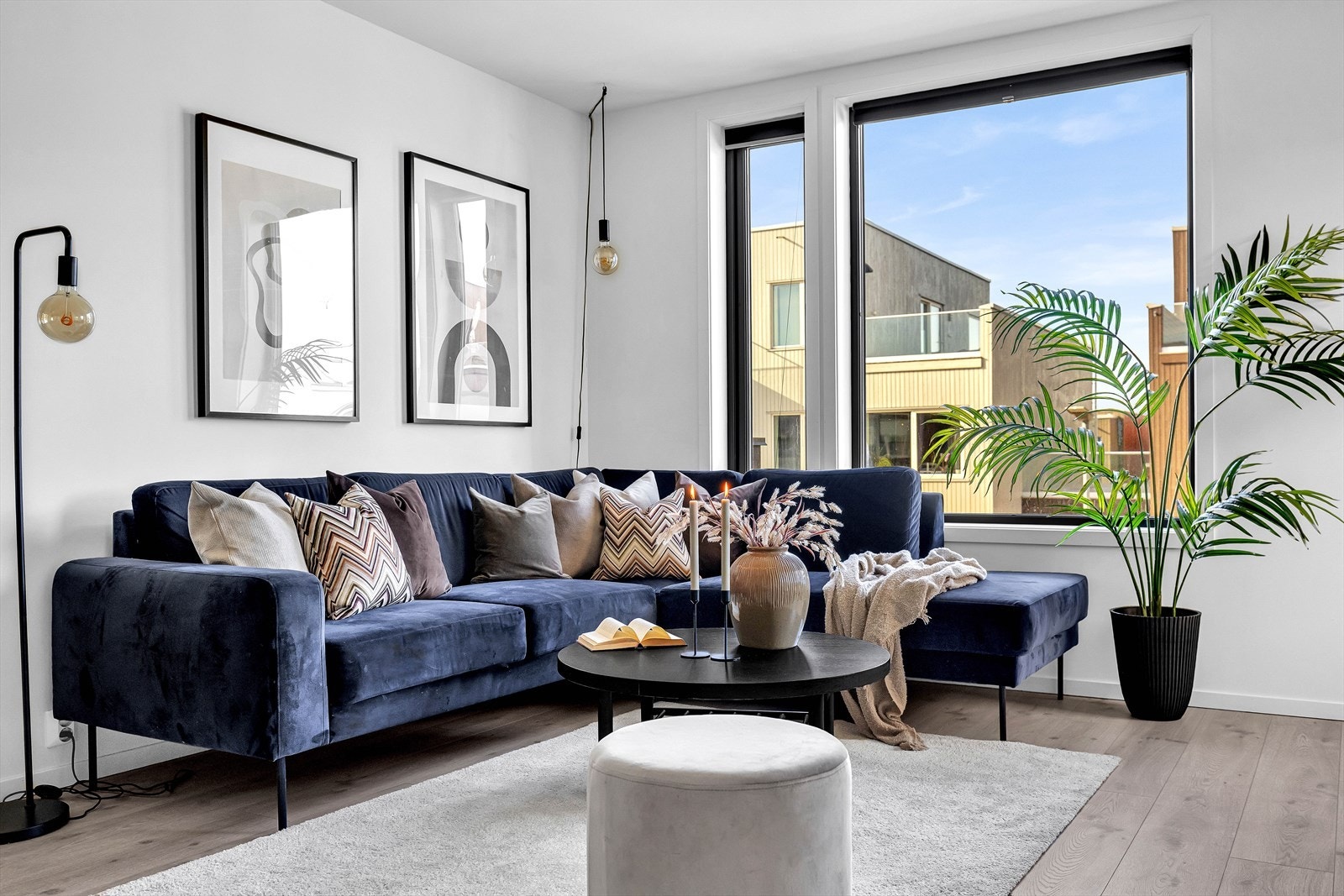 Stue med plass til stor sofagruppe. Malte trevinduer med 3-lags glass. Galleribilde