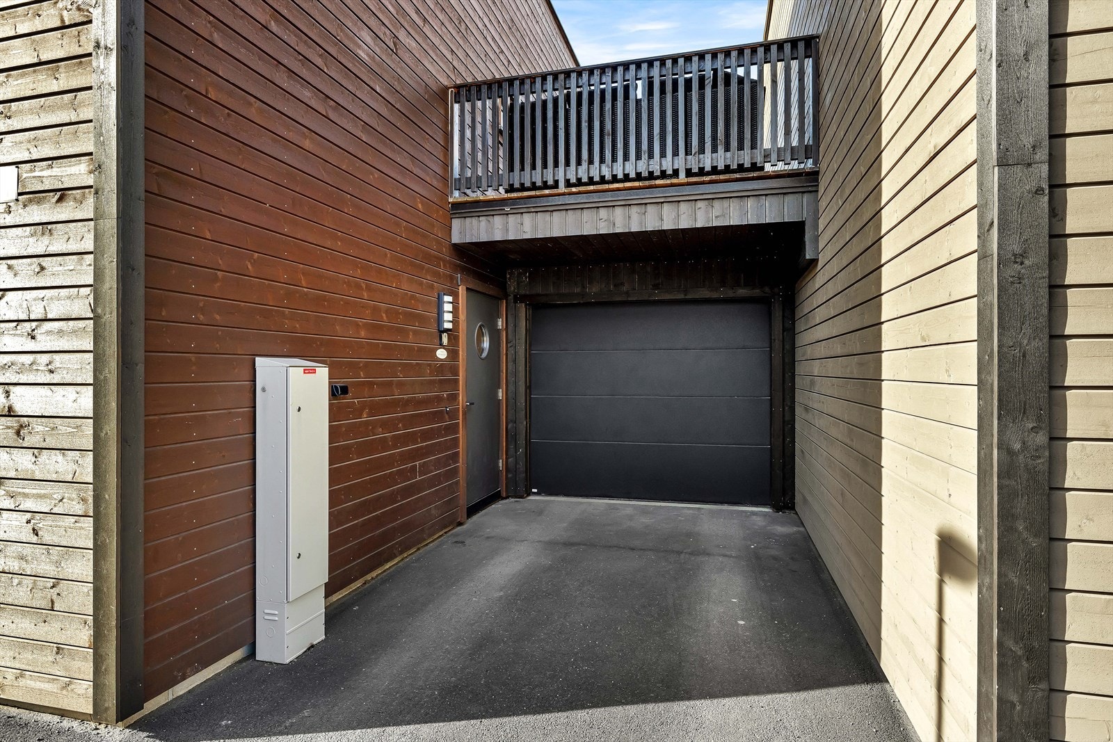 Parkering i egen garasje med el-billader, ellers muligheter for parkering foran garasje og på anviste gjesteplasser. Galleribilde